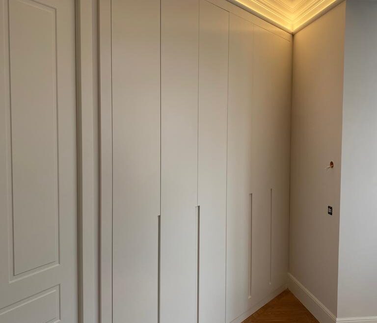 Espectacular reforma en Bilbao, armario lacado con uñeros y detalle de interior aprovechando el ángulo oculto