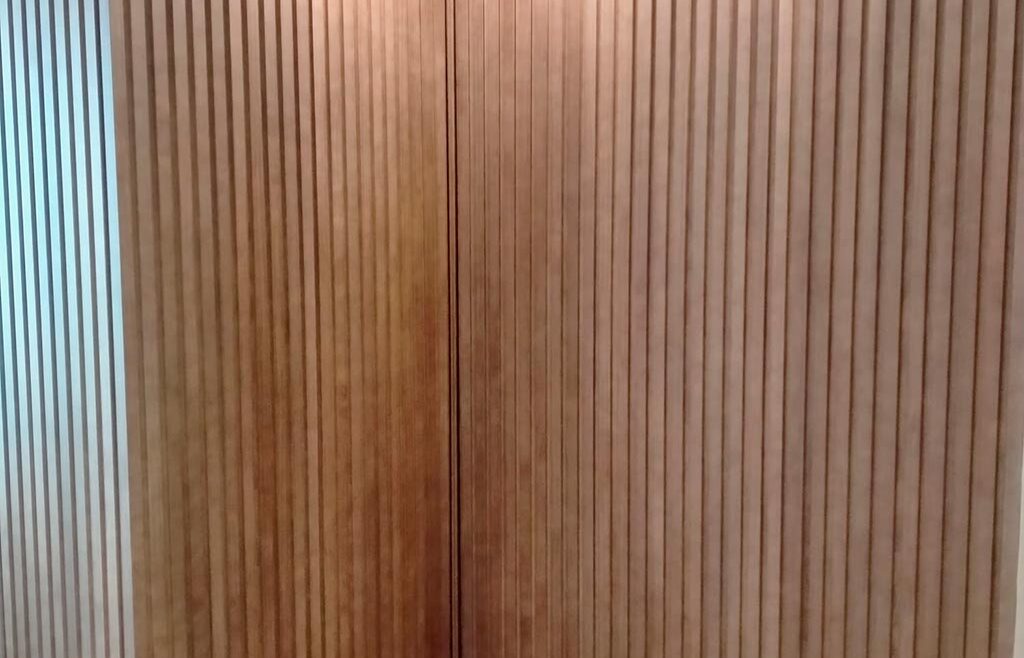 Armario en rincón formado por paneles alistonados