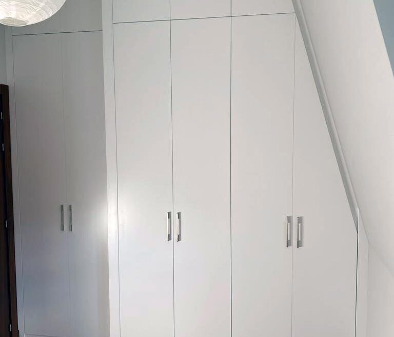 Armario bajo cubierta lacado en blanco