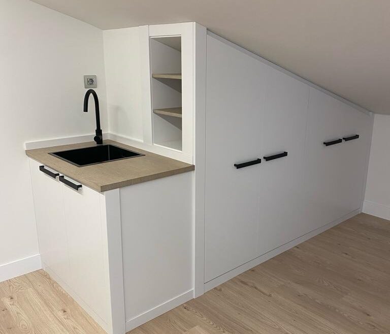 Armario abuhardillado lacado en blanco