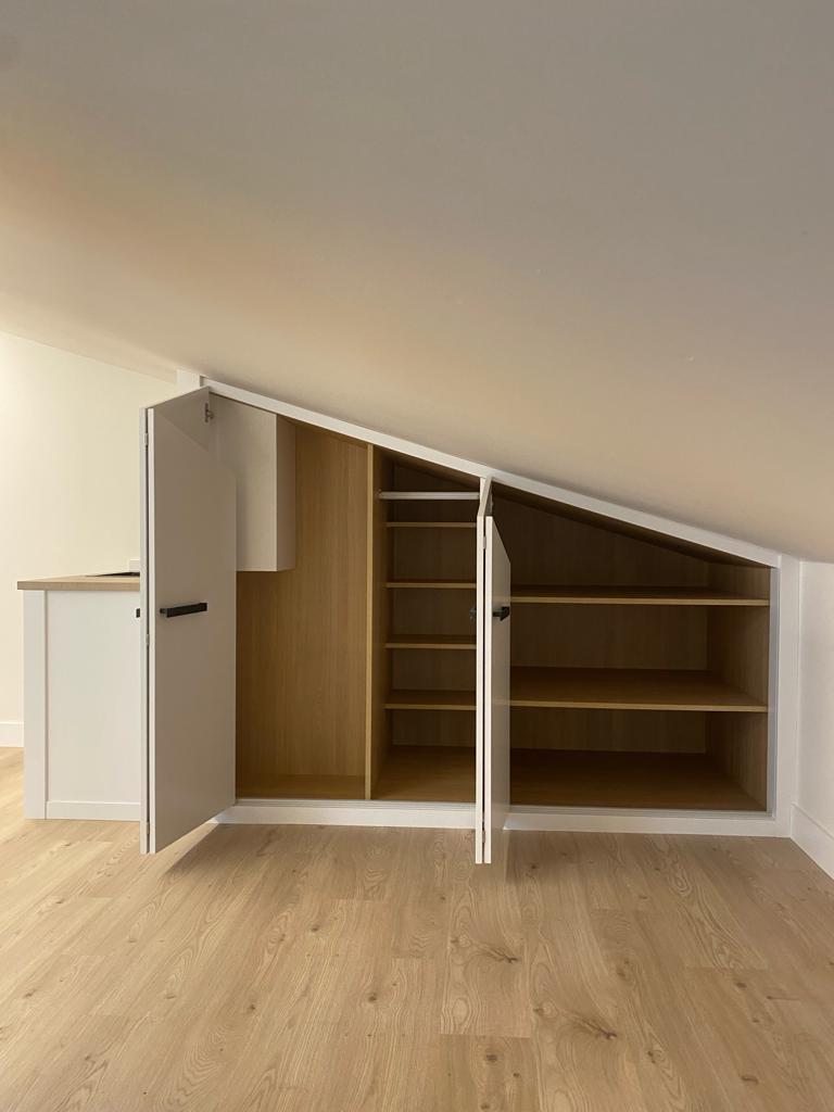 Armario abuhardillado lacado en blanco