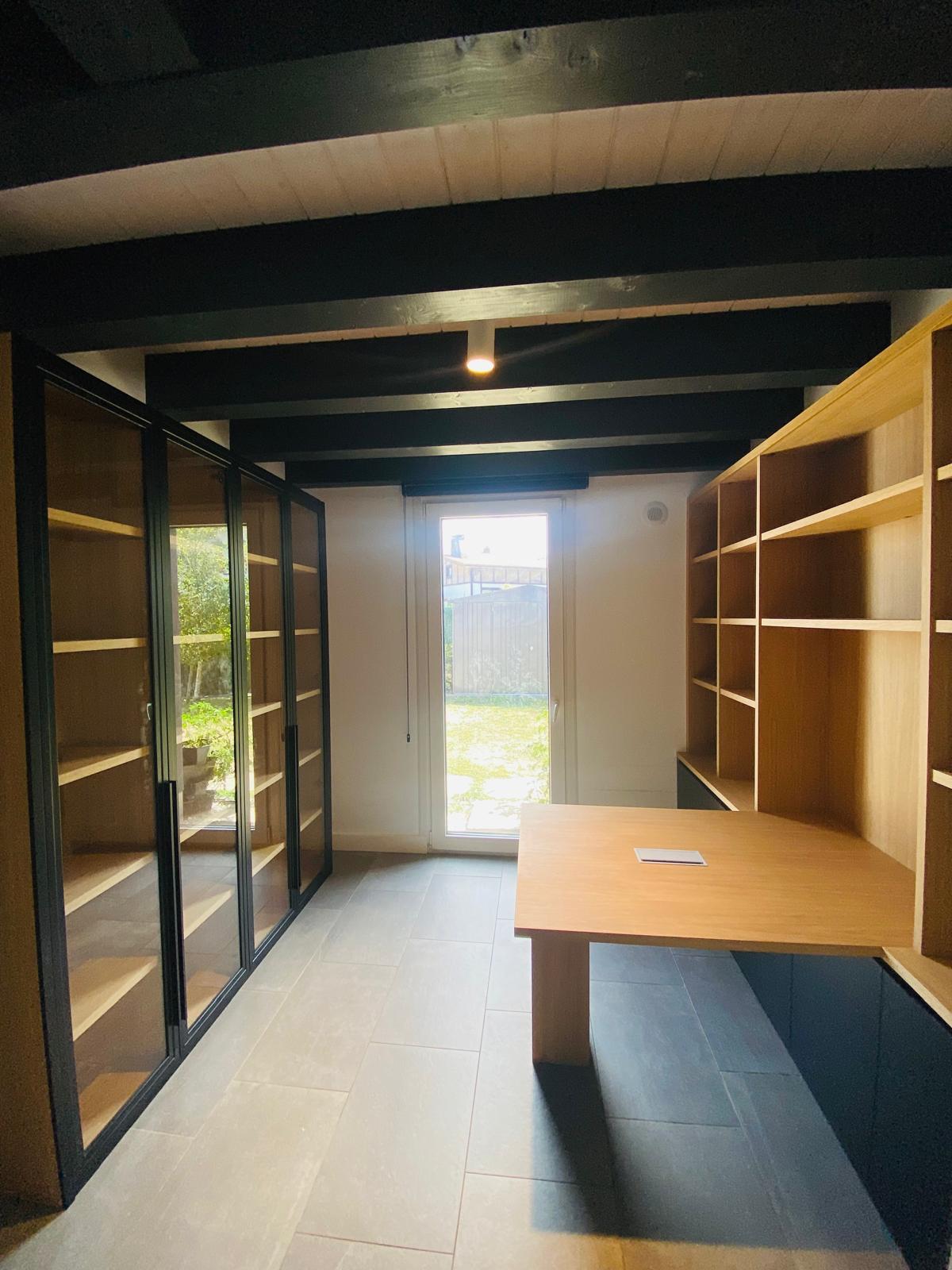 LIBRERÍAS EN ROBLE NATURAL Y LACA NEGRA